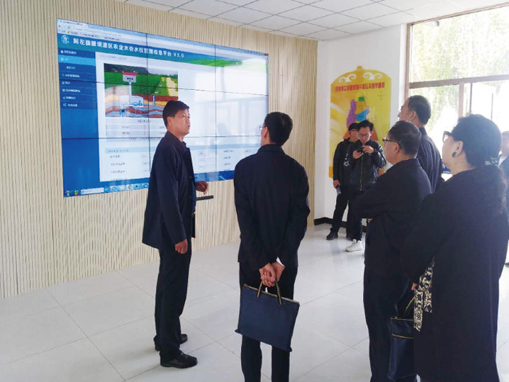 内蒙古自治区水利厅领导 视察项目区农业水价改革设备